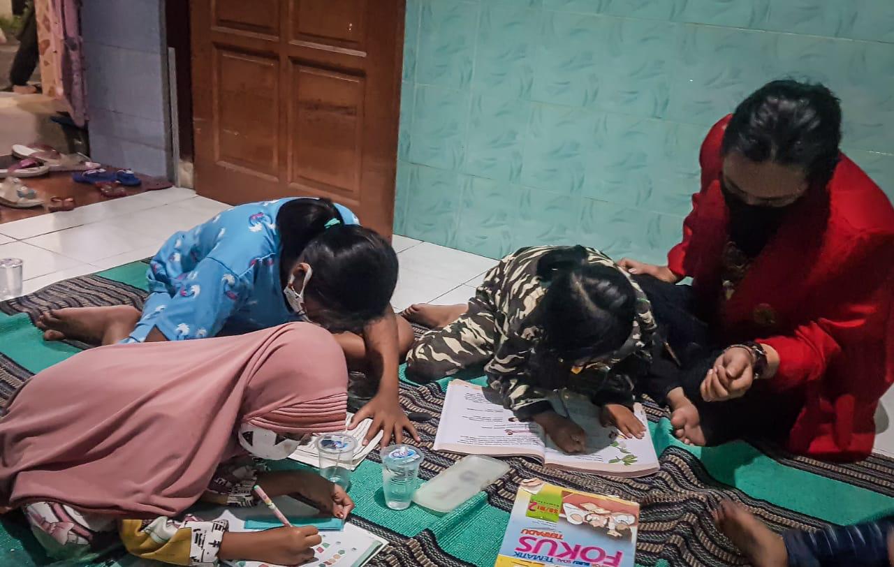 Mahasiswa Untag Surabaya melakukan pendampingan pada anak anak yang melakukan sekolah daring di kawasan Bulak Rukem, Surabaya, Rabu (6/1/2021)