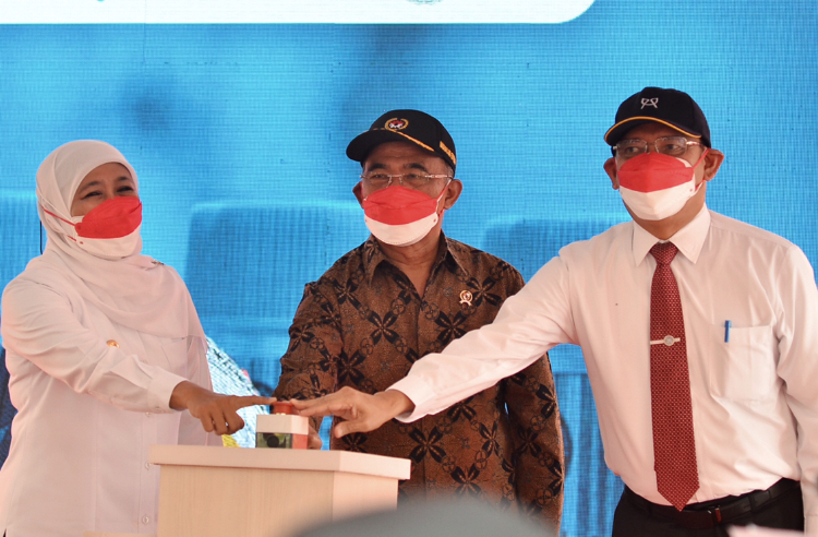 Gubernur Jatim Khofifah bersama Menko PMK Prof Muhadjir Efendi dan Rektor Unair Prof. Nasih saat peluncuran uji klinis Vaksin Merah Putih di RSUD Dr Soetomo, Surabaya, Rabu (9/2/2022). Sp/Arlana