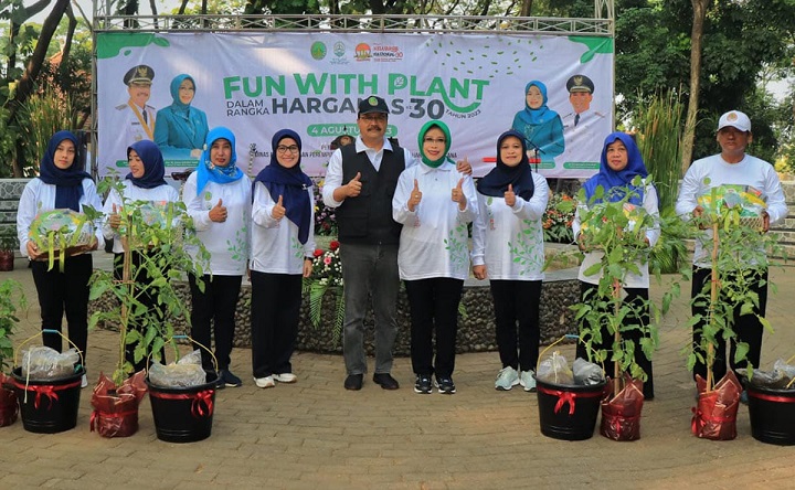 Wali Kota Pasuruan Saifullah Yusuf dan Ketua TP PKK Fatma Saifullah Yusuf dalam rangka peringatan Harganas 2023.