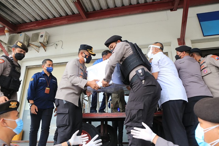 Polda Jatim mengantarkan kepulangan jenazah Pekerja Migran Indonesia (PMI) ke rumah duka. SP/Her