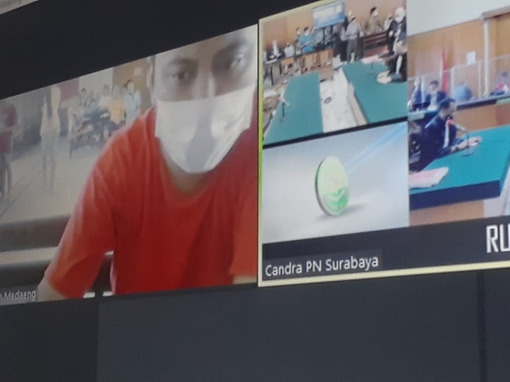 Terdakwa saat mendengarkan sidang putusan yang digelar di Pengadilan Negeri Surabaya. SP/Budi Mulyono