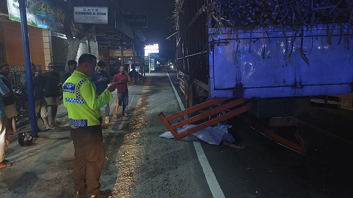 Korban masih tergeletak di TKP. SP/Lestariono