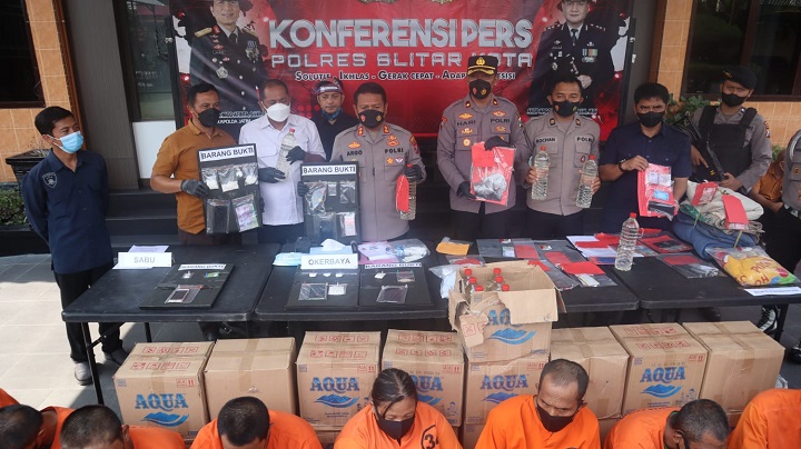 Kapolres Blitar Kota AKBP Argowiyono menunjukkan beberapa BB saat release. SP/Hadi Lestariono