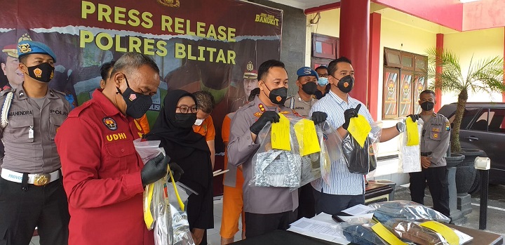 Kapolres AKBP Adhitya saat menunjukkan BB dan beri keterangan kepada awak media. SP/Hadi Lestariono