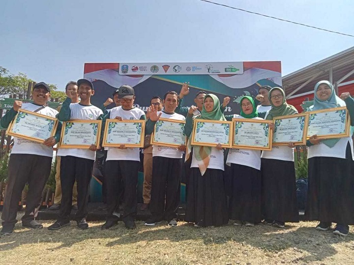 Sembilan Kepala sekolah di Kota Mojokerto terima penghargaan sekolah Adiwiyata tingkat provinsi Jawa Timur