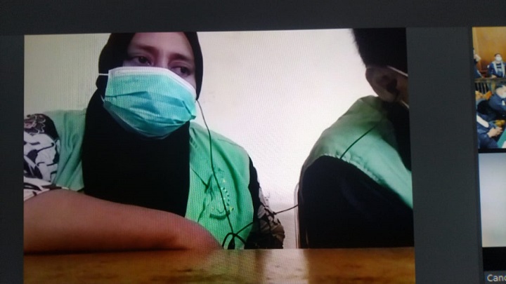 Terdakwa Khilfatil Muna Dan Yano Oktafianus Albert saat mendengarkan keterangan saksi di PN Surabaya, Kamis (20/5). SP/Budi Mulyono