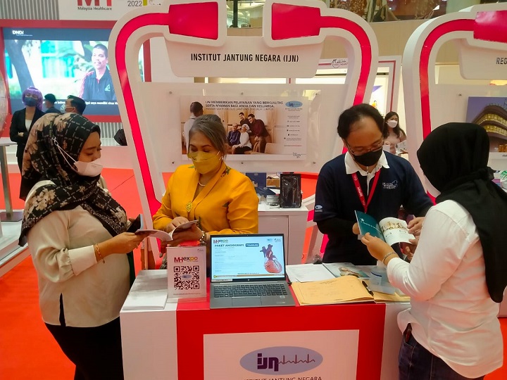 Stan IJN dalam pameran yang diselenggarakan oleh Malaysia  Healthcare Expo Travel Council (MHTC), pada tanggal 30 Juni hingga 3 Juli 2022 di Atrium Tunjungan Plaza 3. SP/Amin