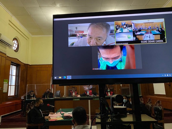 Terdakwa Indra Tantomo saat mendengarkan keterangan saksi di PN Surabaya. SP/Budi Mulyono