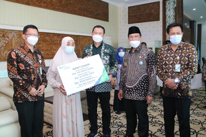 Bupati YES saat menyerahkan santunan kepada ahli waris penerima manfaat dari BPJS Ketenagakerjaan. SP/MUHAJIRIN KASRUN