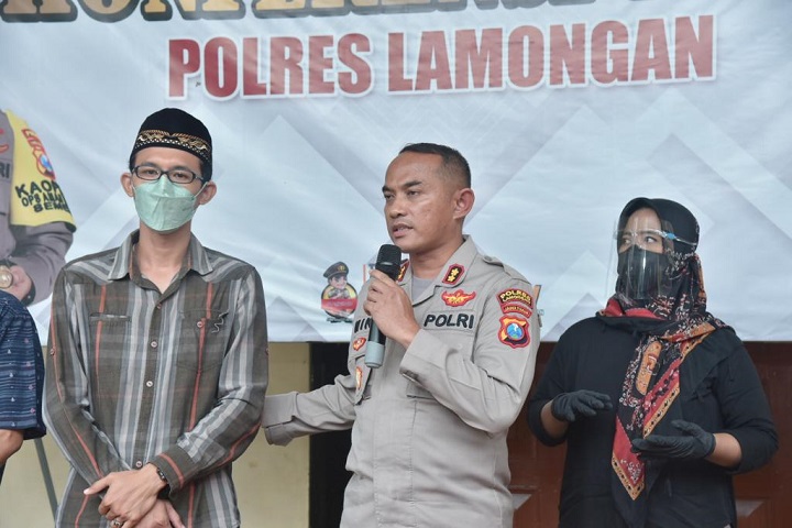 Kapolres Lamongan AKBP Miko Indrayana saat memberikan klarifikasi di halaman Mapolsek Babat, Kamis (13/1/2022). SP/Her