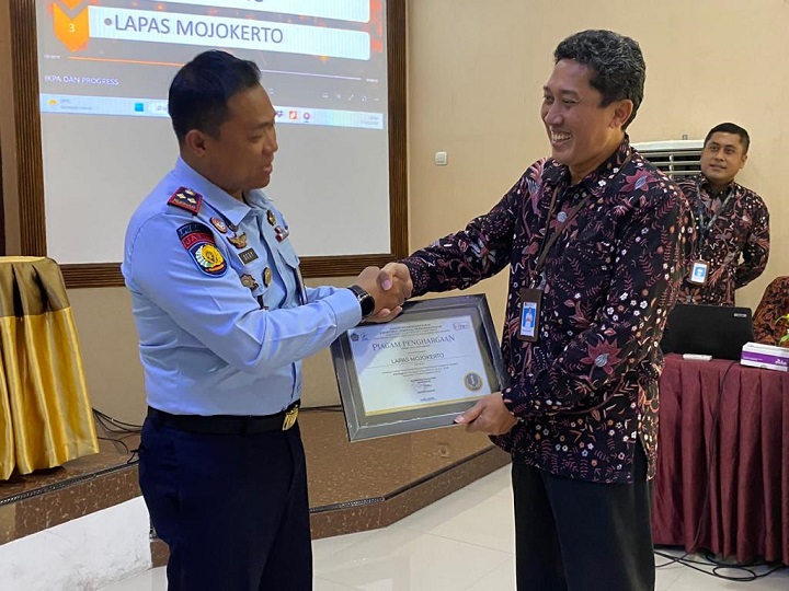 Kalapas Mojokerto Dedy Cahyadi saat menerima piagam penghargaan.