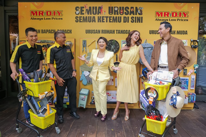 [ki-ka] Hendra Kurniawan - Head of Retail Management of MR.DIY Indonesia, D. Cyril Noerhadi - President Director of MR.DIY Indonesia, Indy Barends - PelangganSetia MR.DIY Indonesia, Donna Agnesia & Darius Sinathrya - Pelanggan Setia MR.DIY Indonesia.
