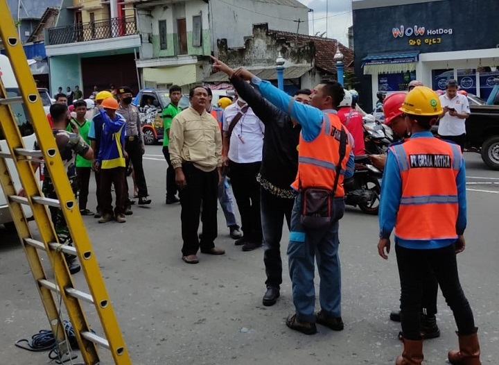 Saksi menunjukkan lokasi korban tersengat listrik. SP/Hadi Lestariono