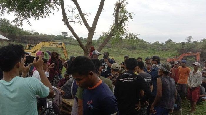 Warga membubarkan secara paksa aktivitas tambang yang diduga ilegal di Kabupaten Pasuruan.