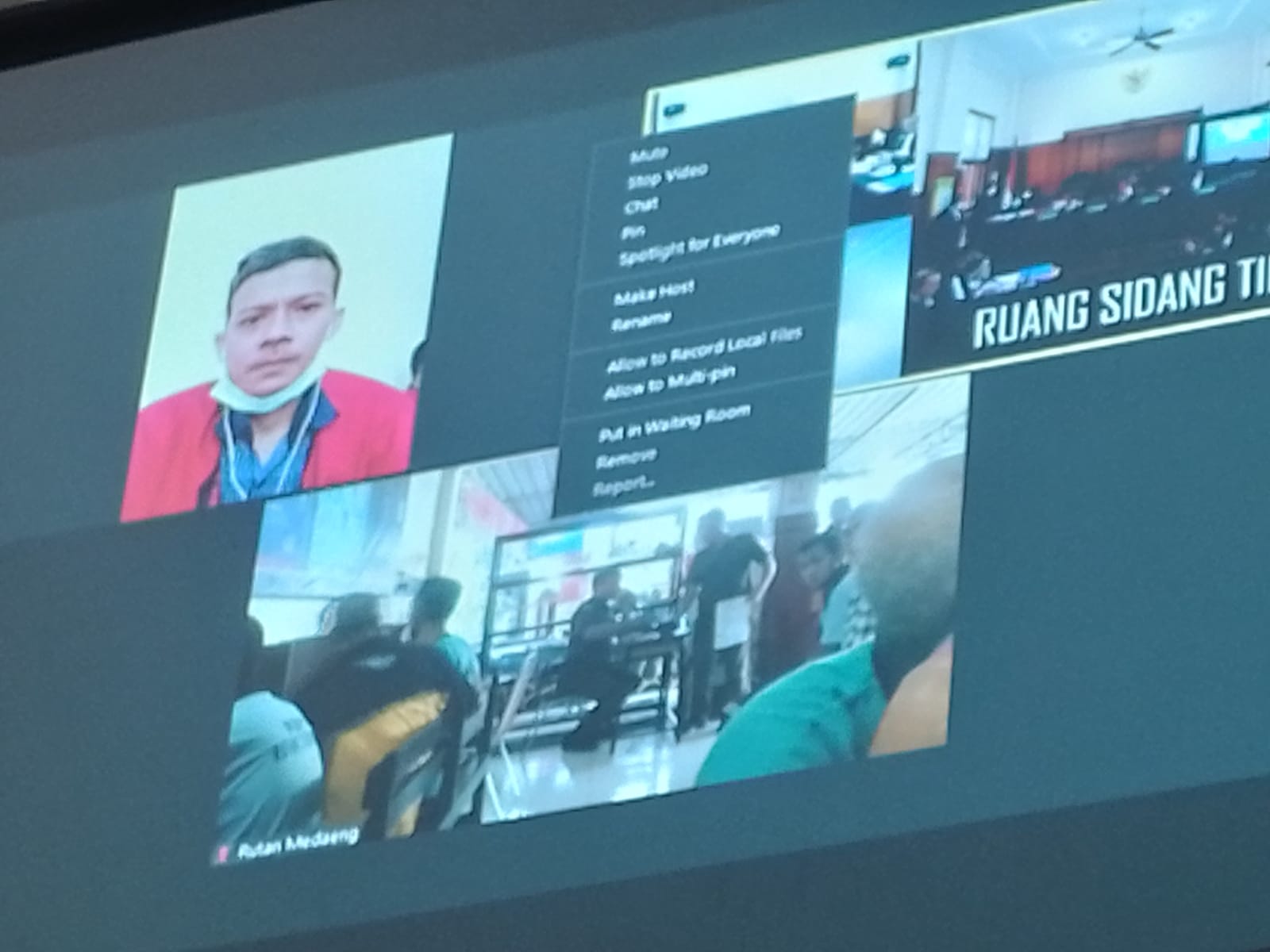 Terdakwa saat menjalani sidang secara daring. SP/Budi Mulyono