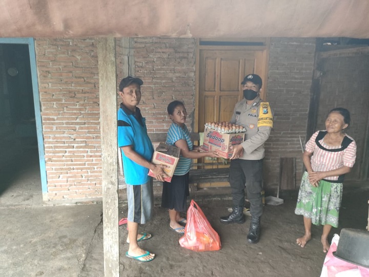 Anggota Bhabinkamtibmas Polsek Panggungrejo bagikan sembako. SP/Hadi Lestariono