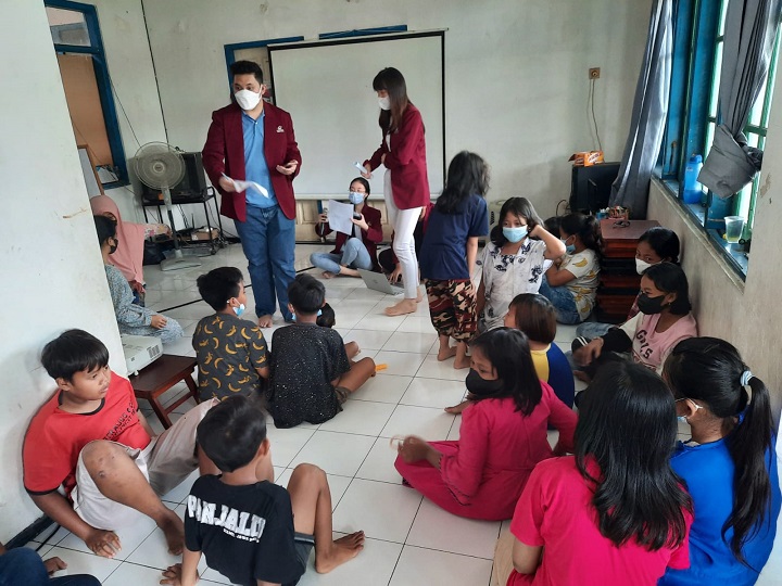 Mahasiswa saat melakukan interaksi dengan anak-anak