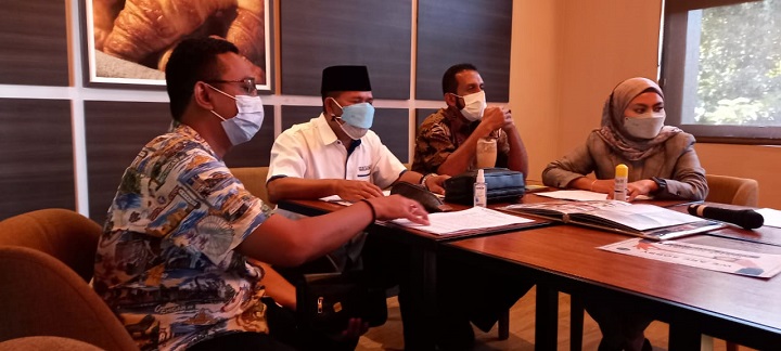 Fahmi (kanan) Adik Kandung Tersangka Fairus bersama pengacara Abdul Salam (pakai peci). SP/Budi Mulyono