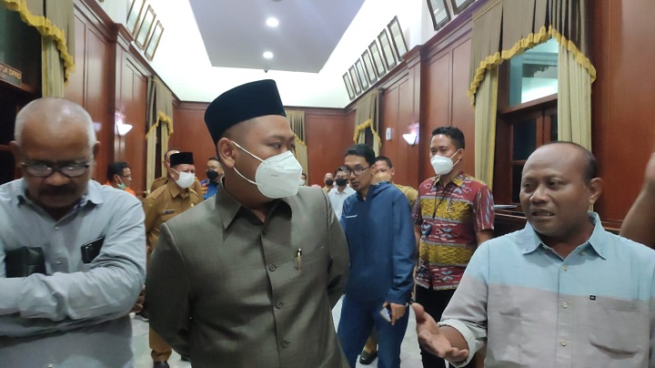 Bupati Gus Yani usai mengikuti rapat paripurna DPRD Gresik. SP/Grs