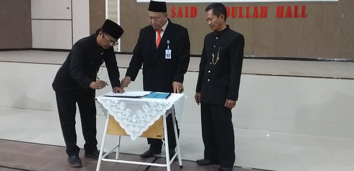 Drs. Sirajum Munir M.Pd, menandatangani sertijab disaksikan Kacabdindik Kab. Sumenep, Dr. Budi Sulistiyo, S.Pd., M.Si. SP/Ainur Rahman