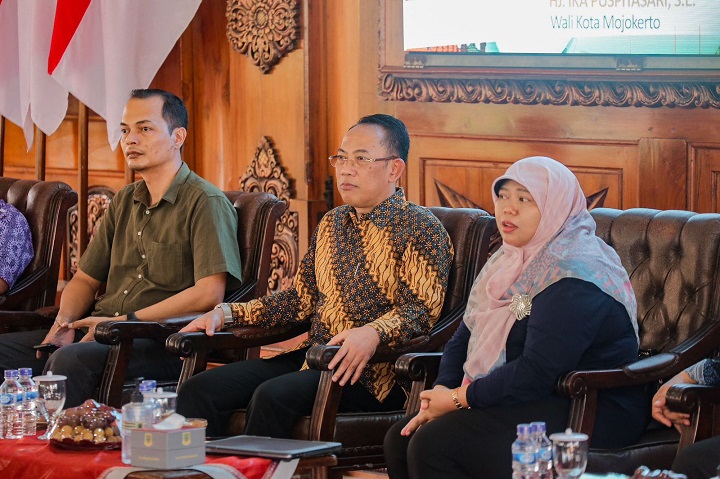 Sekdakot, Narasumber dan ASOKA Jawa Timur foto bersama.