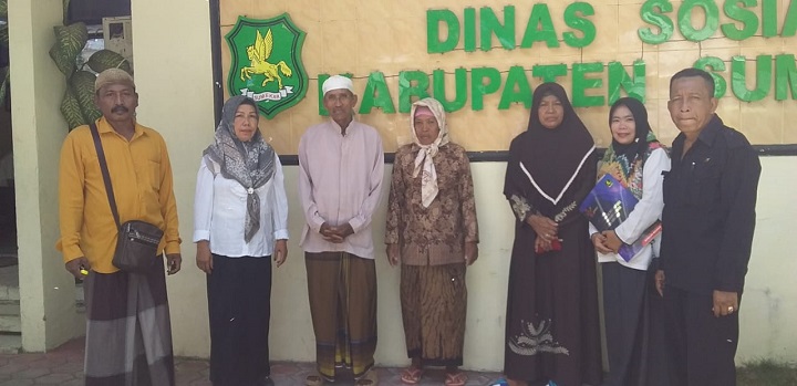 Korban penganiayaan Ibu Askiya didampingi suaminya H. Anwari dan anaknya H. Tarmidi berikut, Ketua LPH RI Jatim Drs. ec. Moh. Anwar, SH dan staf Dinsos P3A di depan Kantor Dinsos Kab. Sumenep. SP/Ainur Rahman