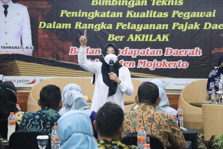 Bupati Mojokerto Ikfina Fahmawati menjadi narasumber dalam agenda Bimbingan Teknis (Bimtek). SP/Dwy AS