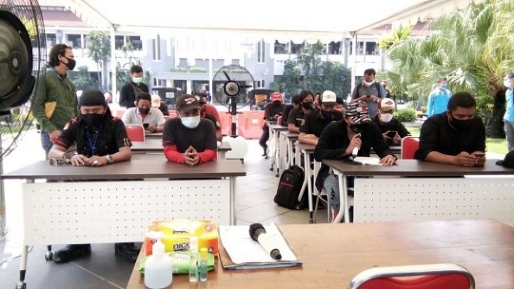 Aliansi Pekerja Seni Surabaya (APSS) menuntut kepada Walikota Surabaya untuk memberikan izin kepada pekerja seni agar bisa berkarya di kantor Pemerintahan Balai Kota Surabaya.SP/ALQ