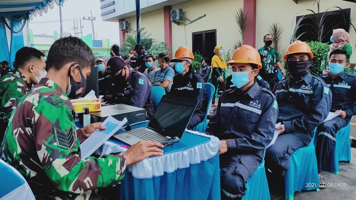 Vaksinasi ratusan karyawan perusahaan pengolah limbah B3 Mojokerto. SP/Dwy AS