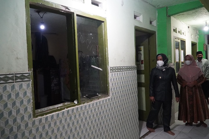 Wali Kota Ning Ita saat sidak ke Ponpes Alqur'an Nurul Huda, Surodinawan, Kota Mojokerto, Selasa (21/12) siang. SP/Dwy AS