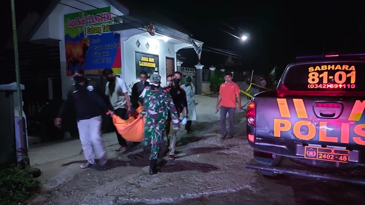 Petugas saat mengevakuasi jenazah korban. SP/Hadi Lestariono