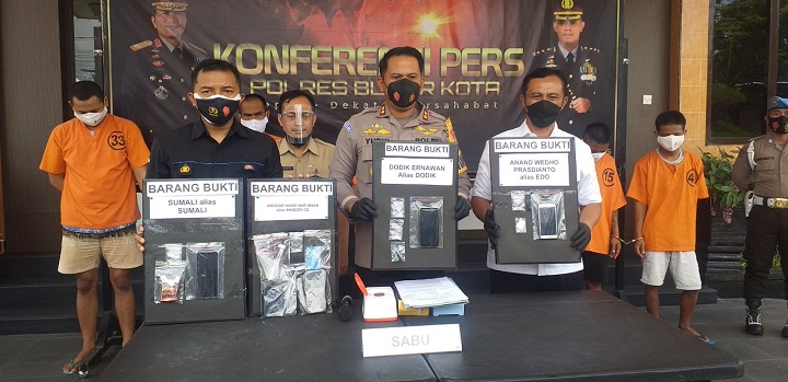 Kapolres Blitar Kota AKBP Dr. Yudhi Hery Setyawan.S.IK M.Si menunjukkan barang bukti saat release. SP/Hadi Lestariono