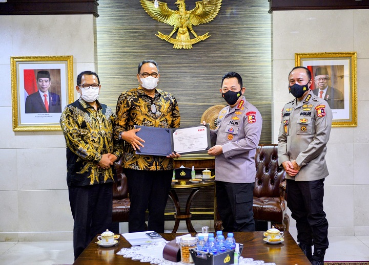 BPK juga menyerahkan Sertifikasi profesi Certified State Finance Auditor (CSFA) kepada Kapolri. SP/Her