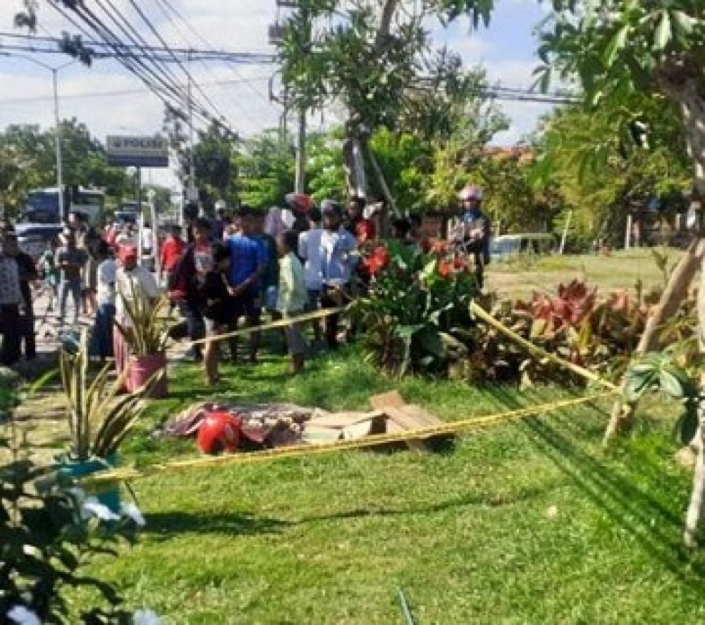 Jenazah korban kecelakaan di Jalan HM Noer, Kedung Cowek, Surabaya, Senin (17/8/2020)