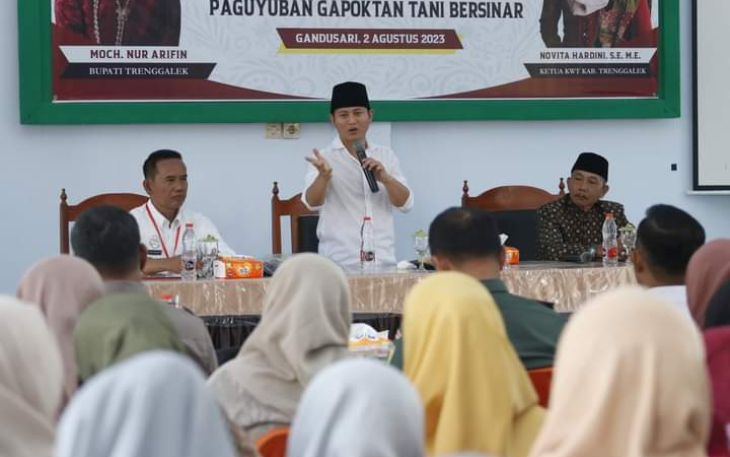 Bupati Trenggalek Mochamad Nur Arifin saat kegiatan studi banding Paguyuban Gapoktan se-Kabupaten Trenggalek dengan Paguyuban Gapoktan Tani Bersinar di Aula Kecamatan Gandusari. Foto: Prokopim Kabupaten Trenggalek.