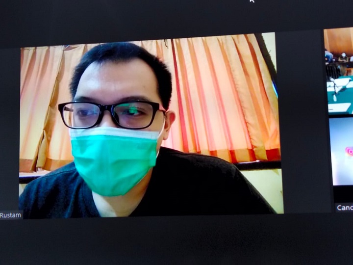 Tampak saksi Albert Sitohang, mantan karyawan terdakwa Christian Halim memberikan keterangan di depan sidang PN Surabaya, Kamis (25/3/2021). SP/Budi Mulyono