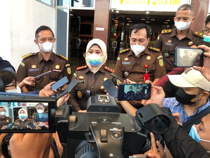 Kajati Jatim Mia Amiati saat memberikan keterangan kepada media. SP/Budi Mulyono