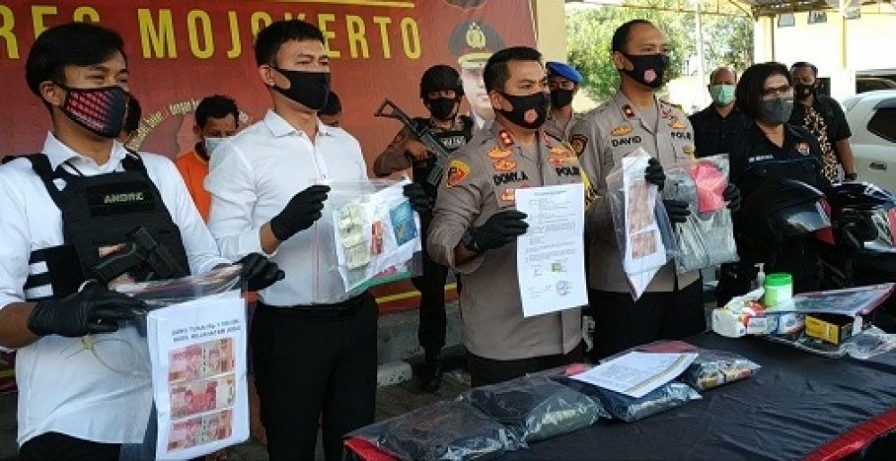 Kapolres Mojokerto, AKBP Dony Alexander menunjukkan barang bukti dan para tersangka saat rilis kasus di Polres Mojokerto.