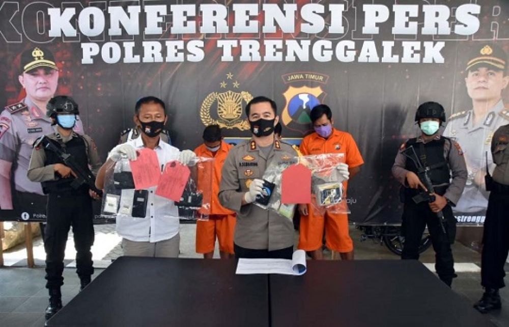 Kapolres Trenggalek AKBP Doni Satria Sembiring menunjukkan barang bukti pil koplo dan ketiga tersangka dalam rilis di Mapolres Trenggalek, Kamis (11/6). 