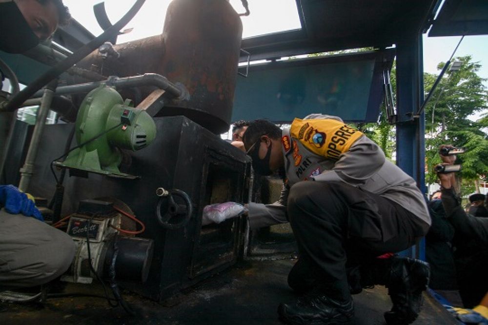 Polrestabes Surabaya memusnahkan barang bukti narkotika yang diamankan dari 46 tersangka dalam 27 kasus. SP/Julian/Jemmi