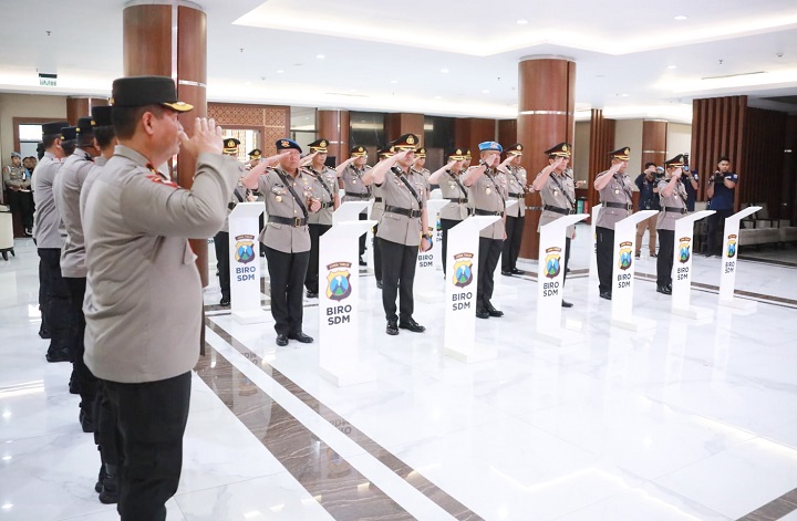 Sertijab di lingkup pejabat Polda Jatim, yang dilaksanakan di Gedung Patuh Lantai 2, Mapolda Jatim, Kamis (19/01/2023) siang. SP/Ariandi