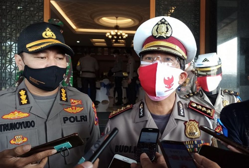 Dirlantas Polda Jatim Kombes Budi Indra Dermawan (kanan) bersama Kabidhumas Polda Jatim Kombes. Pol. Trunoyudo Wisnu Andiko, S.I.K saat memberikan keterangannya kepada awak media di Gedung Mapolda Jatim. 