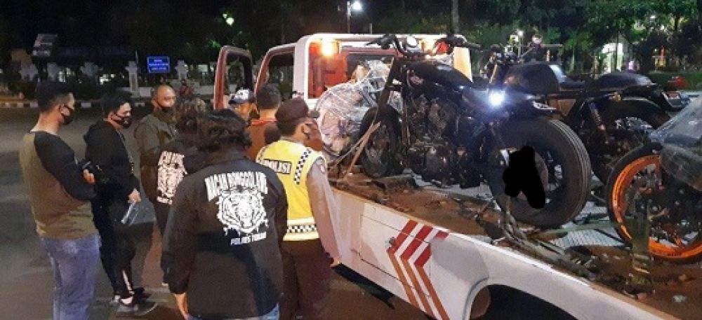 Salah satu kendaaran yang diamankan lantaran tak memiliki berkas-berkas lengkap. Truk towing tersebut mengangkut 4 motor gede (moge) namun hanya 2 moge yang memiliki surat-suratnya. 