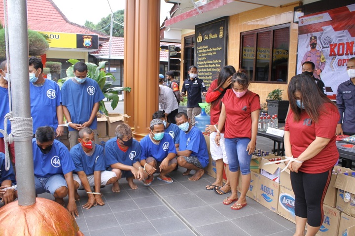 BY (kanan baju oranye), mami yang menjajakan gadis dibawah umur kepada pria hidung belang. SP/Hadi Lestariono