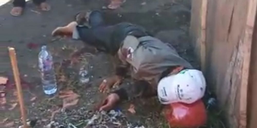 Korban terkapar usai dibacok pelaku. SP/Lim