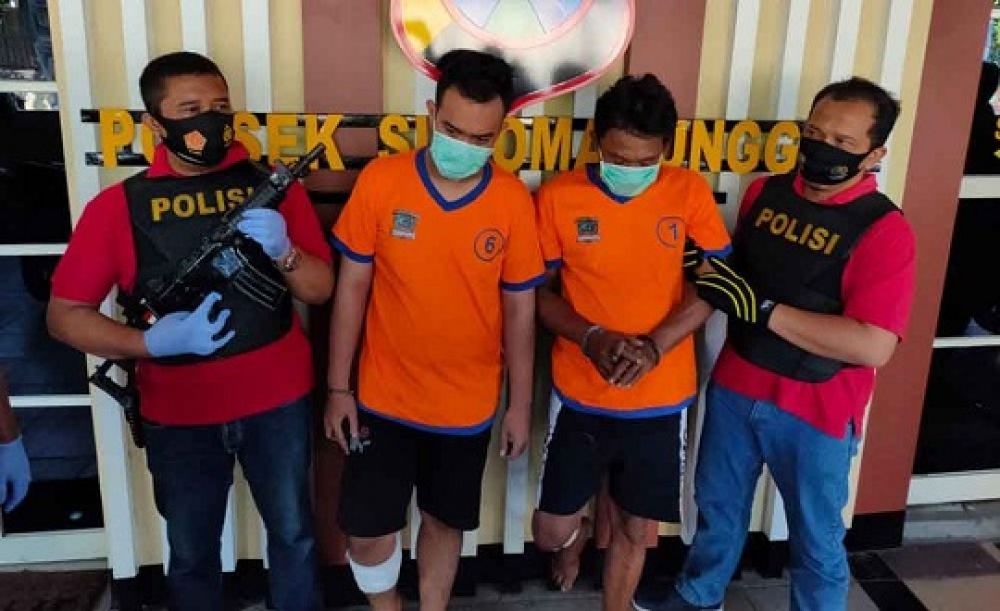 Kedua tersangka yang merupakan kasus pencurian diamankan petugas usai dilumpuhkan.