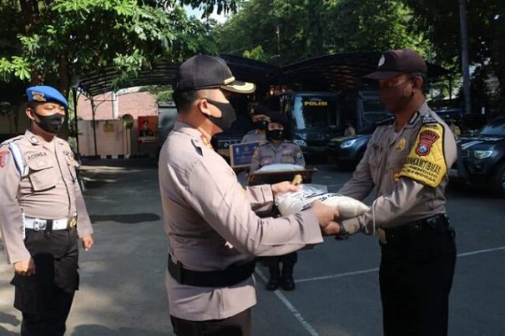 Penyerahan bantuan sosial secara simbolis di halaman Mapolres Gresik, Jum’at (5/6)