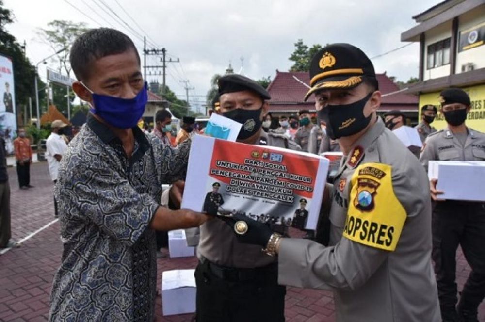Penyerahan bantuan kepada salah seorang tukang gali kubur di Trenggalek.