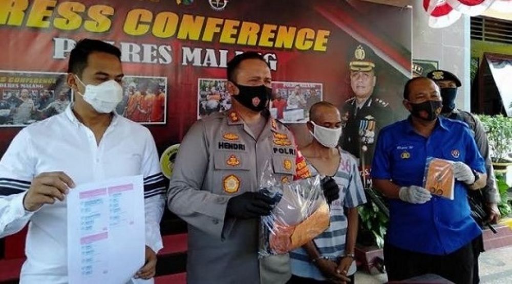 Kapolres Malang AKBP Hendri Umar saat merilis kasus pencabulan yang dilakukan NS kepada anak kandungnya di Mapolres Malang, Kamis (9/7).