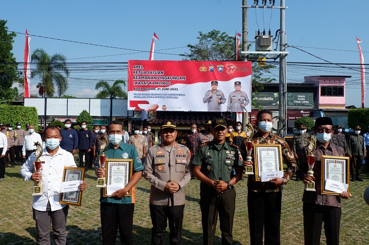 Kapolres Blitar Kota AKBP Argowiyono berfoto bersama para pemenang setelah pemberian piagam penghargaan. SP/Lestariono